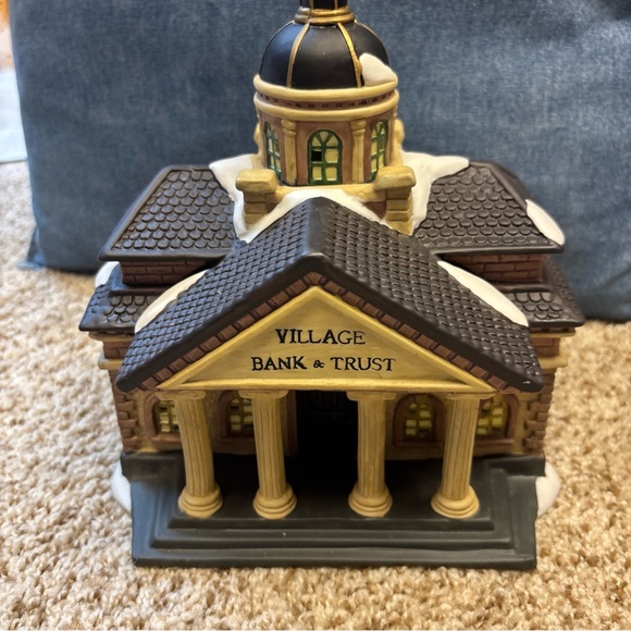 Dickens 1997 Village Bank & Trust light up Christmas village piece - Picture 2 of 8